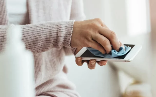 Comment désinfecter son smartphone sans l’endommager ?