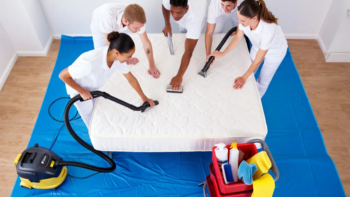 équipe nettoyage matelas en profondeur_e