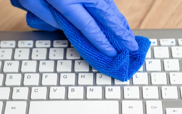 Hygiène des objets du quotidien : téléphones, claviers, poignées de porte : comment les désinfecter