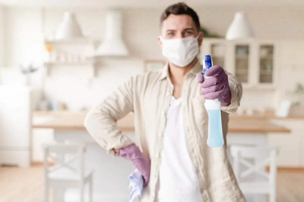 Les dangers des désinfectants ménagers : pourquoi "trop propre" peut être mauvais pour la santé