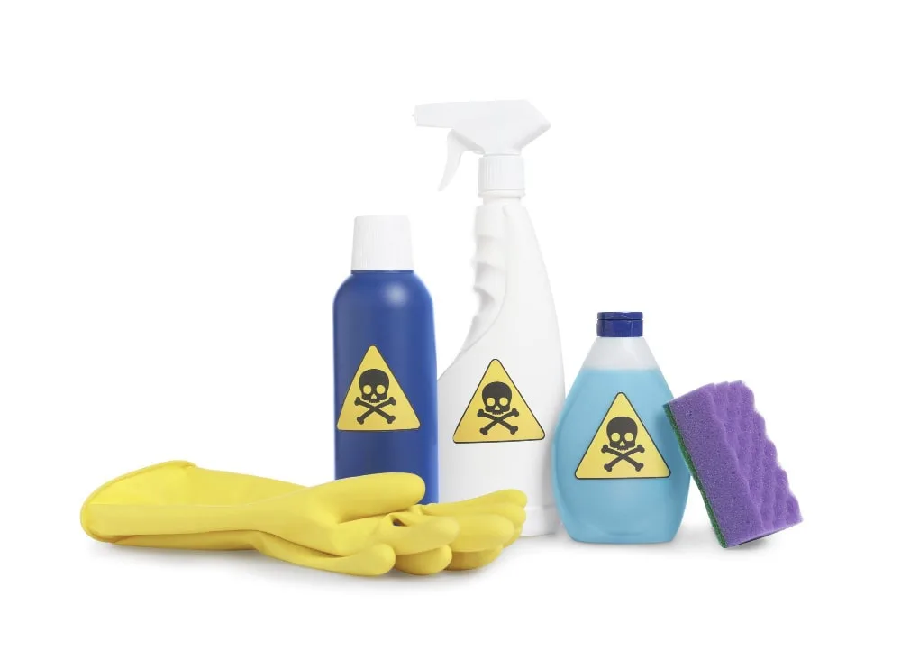 Les dangers des solvants (benzène, toluène) dans les nettoyants industriels