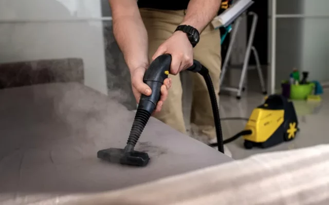 Nettoyage vapeur : pourquoi, quand, comment l’utiliser pour les textiles ?