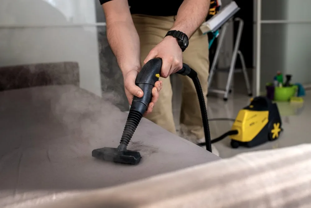 Nettoyage vapeur : pourquoi, quand, comment l’utiliser pour les textiles ?